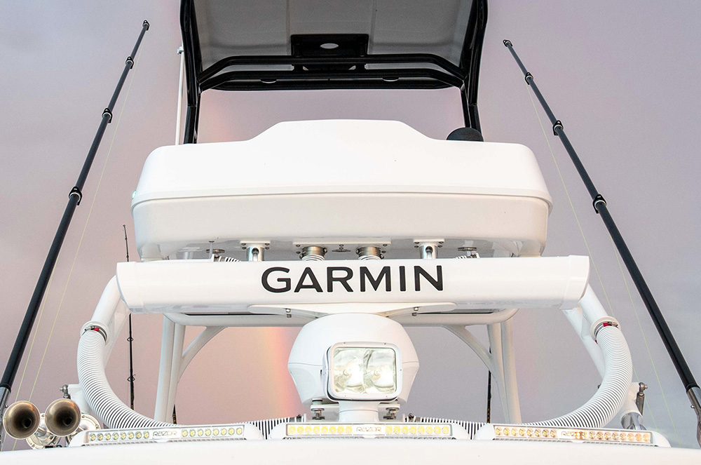 Retractable full upper station with Yamaha Helm Master system