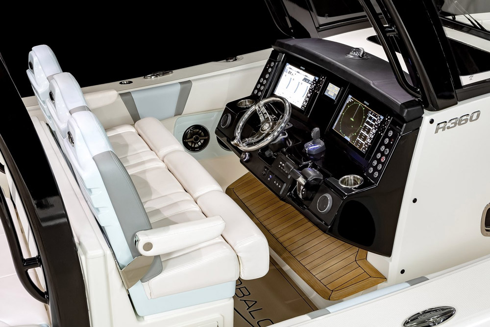 Robalo R360 cockpit